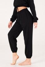 Load image into Gallery viewer, ONZIE - VARSITY SWEATPANT - BLACK FLEECE