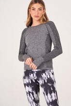 Load image into Gallery viewer, ONZIE - SEAMLESS LONG SLEEVE - BLACK