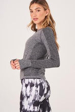 Load image into Gallery viewer, ONZIE - SEAMLESS LONG SLEEVE - BLACK