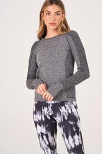 Load image into Gallery viewer, ONZIE - SEAMLESS LONG SLEEVE - BLACK
